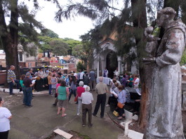 Cemitério da Lapa teve movimento intenso no Dia de Finados
