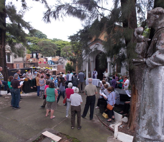Cemitério da Lapa teve movimento intenso no Dia de Finados