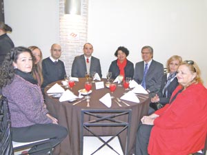 À MESA COM EMPRESÁRIO