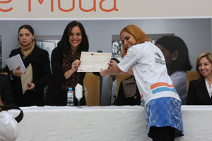 Lu Alckmin entrega certificados da escola de moda