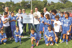 Kassab inaugura campo no Clube Escola Pelezão