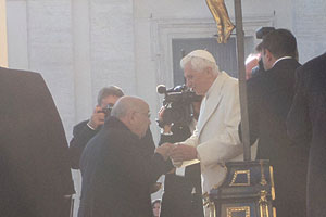 Luigi entrega troféu Marco da Paz ao Papa