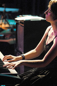 Chiquinha Gonzaga ao piano no Aúthos Pagano