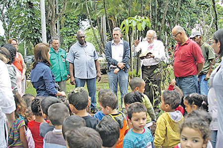 Nossa Turma inicia com plantio de ipês