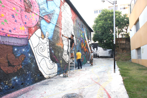 Grafiteiros transformam galeria a céu aberto