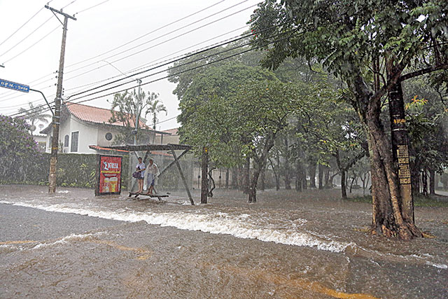 Chuva forte causa mais enchentes na região
