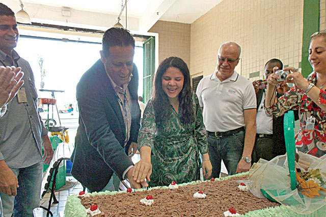 Mercado da Lapa completa 60 anos com bolo, música e promessas