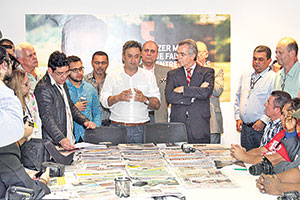Aécio Neves se reúne com jornais de bairro