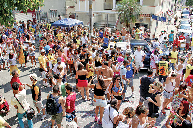 Bloco do Bagaça abre carnaval de rua