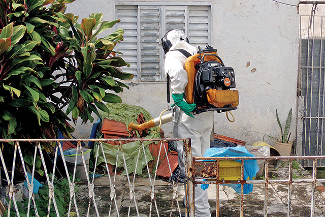 Saúde realiza nebulização nas ruas com casos de dengue