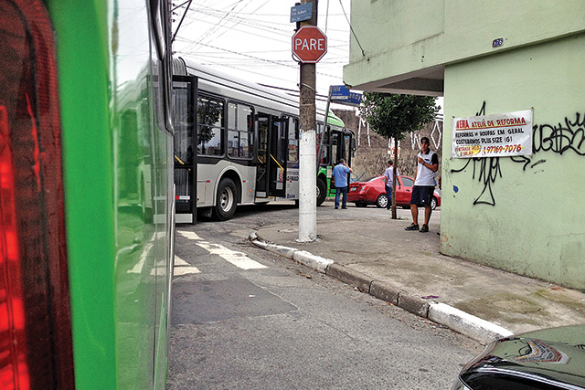 Ônibus articulado continua|a trafegar em cruzamento