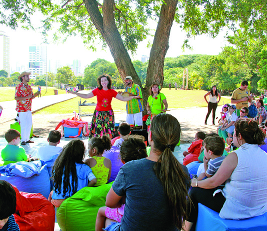 Múltiplas atividades no Espaço de Leitura