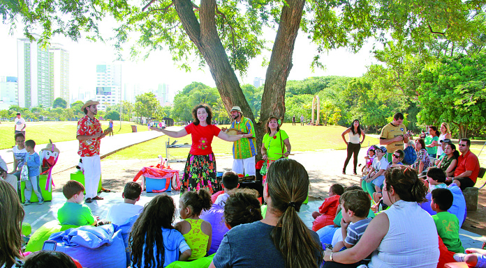 Múltiplas atividades no Espaço de Leitura
