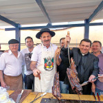 Padre Edilberto Alves da Costa junto da equipe da comunidade que cuidou do almoço e os gaúchos que cuidaram do churrasco da Festa da Padroeira Sant’Anna e São Joaquim, no Jardim Humaitá, no domingo, 26. (Fotos: Bruno Pedroni)