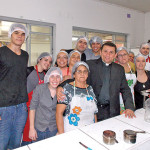 Padre Edilberto Alves da Costa junto da equipe da comunidade que cuidou do almoço e os gaúchos que cuidaram do churrasco da Festa da Padroeira Sant’Anna e São Joaquim, no Jardim Humaitá, no domingo, 26. (Fotos: Bruno Pedroni)