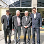 Marcel Porto, diretor do Senai “Mariano Ferraz”, Walter Vicioni Gonçalves, superintendente do Sesi-SP e diretor regional do Senai-SP, Roberto Mangabeira Unger, ministro-chefe da Secretaria de Assuntos Estratégicos da Presidência, e André Silva, diretor do Sesi Vila Leopoldina, na visita do ministro às unidades do Sesi e Senai na quarta-feira, 29. (Foto: Bruno Pedroni)