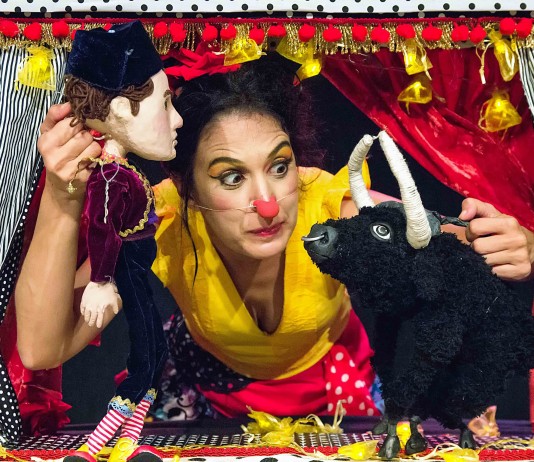 Carmen de marionetes só para baixinhos na Biblioteca