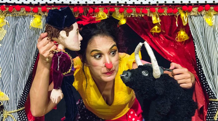 Carmen de marionetes só para baixinhos na Biblioteca