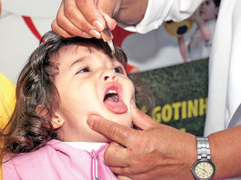 Começa a vacinação contra paralisia infantil