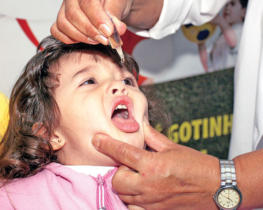 Começa a vacinação contra paralisia infantil