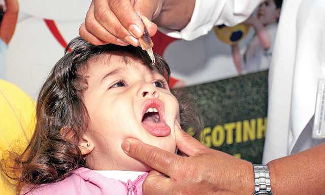 Começa a vacinação contra paralisia infantil