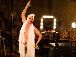 Espetáculo conta histórias de transexuais, travestis e transformistas