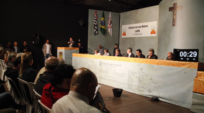 Comunidade lota teatro do Tendal da Lapa para sessão da Câmara