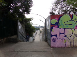 Passarela recebe melhoria na iluminação após prisão de estruprador