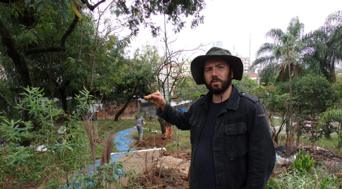 Artista resgata vegetação de cerrado em praça da Pompeia