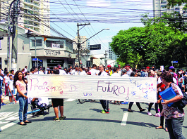Estudantes protestam contra fechamento de escolas
