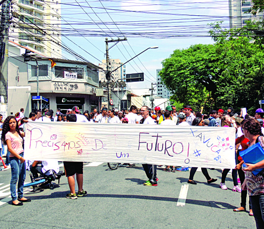 Estudantes protestam contra fechamento de escolas