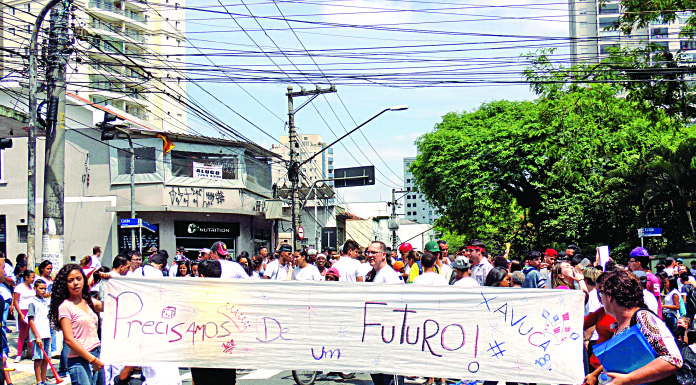 Estudantes protestam contra fechamento de escolas