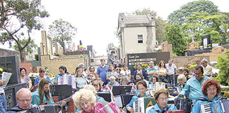 Orquestra Sanfônica participa de  missa de finados em cemitério