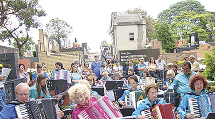 Orquestra Sanfônica participa de  missa de finados em cemitério