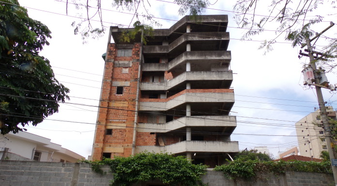 Começa demolição de prédio na City