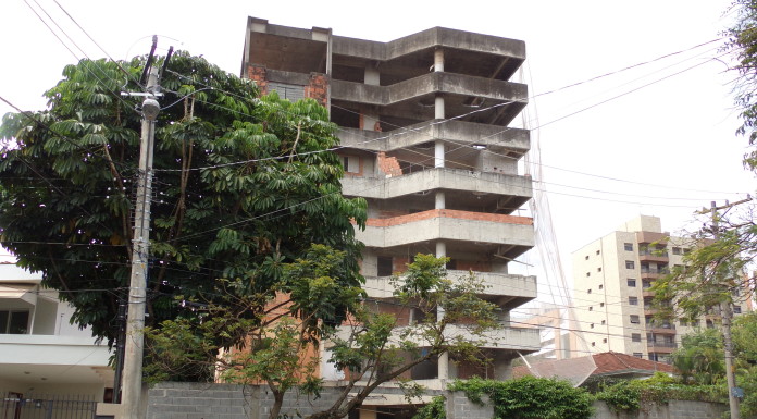 Começa demolição de prédio na City Lapa