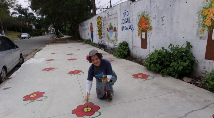 Voluntária muda visual  de ponto viciado de lixo com sua arte