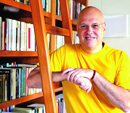 Finalistas de prêmio de Literatura participam de encontro literário