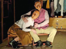 ‘Alvorada’ usa máscaras para retratar as várias fases de um relacionamento