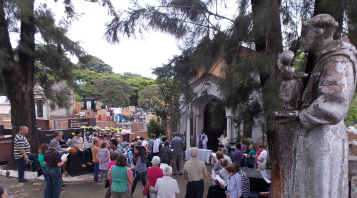 Cemitério da Lapa teve movimento intenso no Dia de Finados