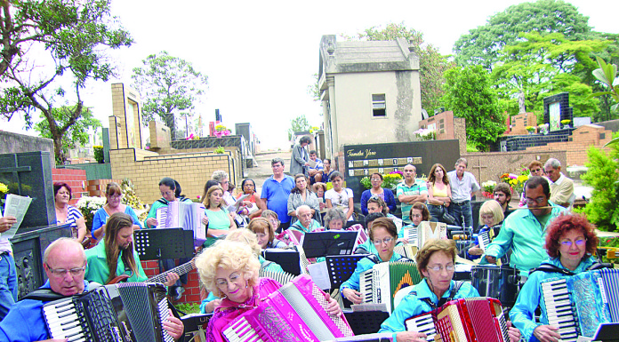 Sanfônica participa de missa de finados