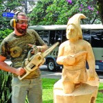 Rafael Mifano esculpiu Saci Pererê com motosserra  na praça