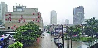 Região teve diversos pontos  de alagamento no domingo