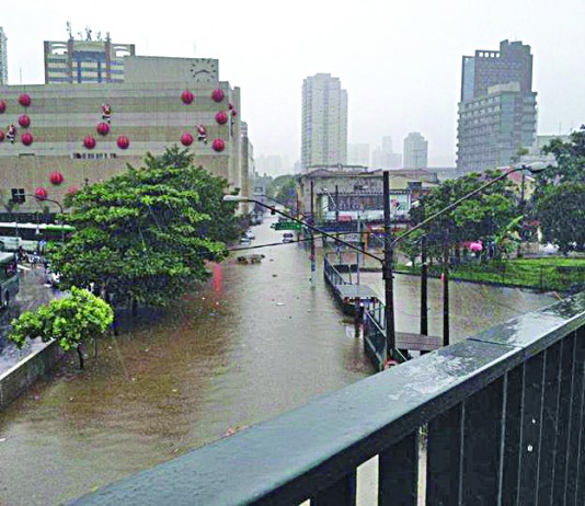 Região teve diversos pontos  de alagamento no domingo