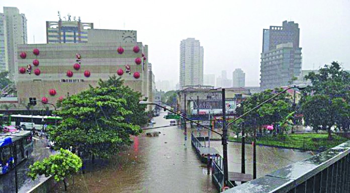 Região teve diversos pontos  de alagamento no domingo