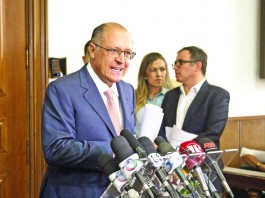 Governador adia reorganização e secretário pede demissão