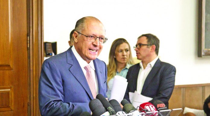 Governador adia reorganização e secretário pede demissão