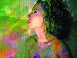 Iara Rennó homenageia Maria Bethânia