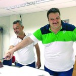 José Antonio Queija e Paulo Geremias (Jurídico) receberam parabéns de funcionários com direito a bolo de aniversário após o recebimento das urnas da votação no plantão da eleição do Conselho Participativo no domingo, 6.  (Foto: Maria Isabel Coelho)