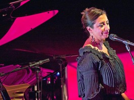 Jussara Silveira canta Beto Guedes no Sesc Pompeia